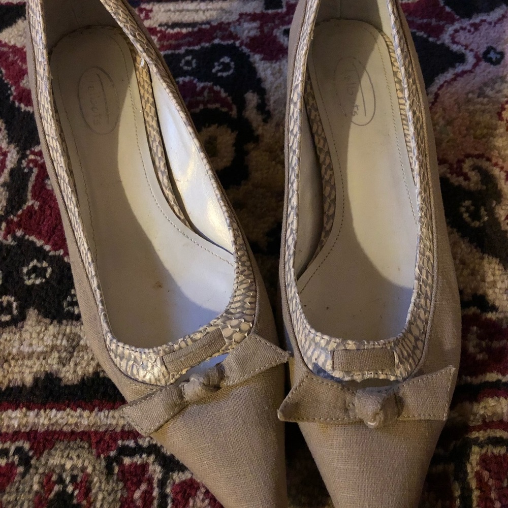 Linen kitten heels trimmed in leather snake print